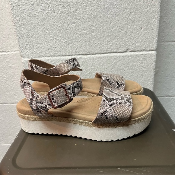 Clarks Snakeskin Pattern Sandals - Picture 4 of 9